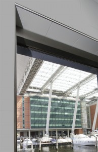 Алюминиевый глянцевый профиль RJE в обрамлении окна
